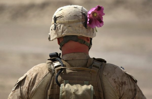 Солдат в цветах
