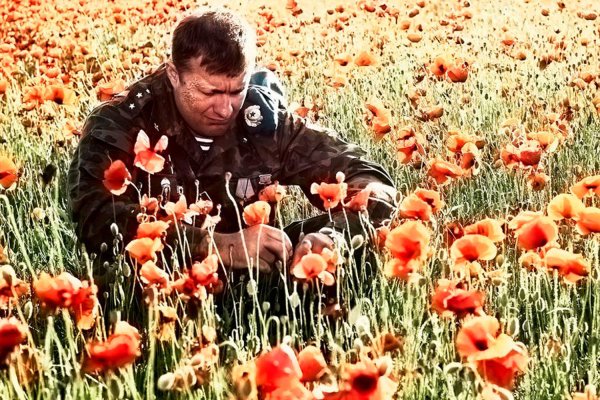 Дети в военной форме с цветами