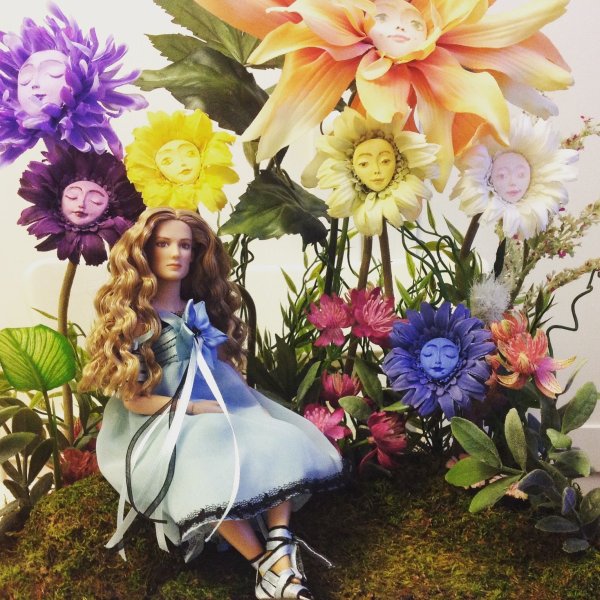 Алиса в Зазеркалье цветы