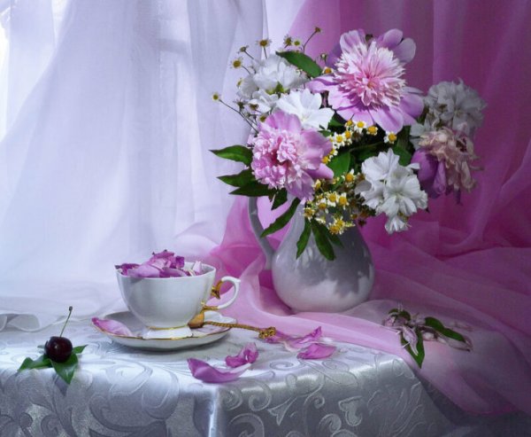 Натюрморт в розовых тонах