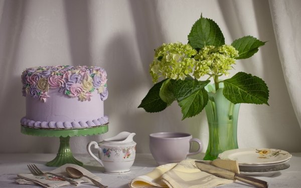Натюрморт с тортом и цветами