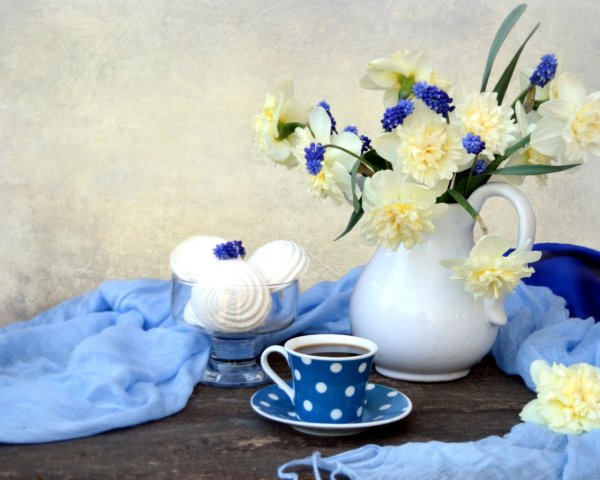 Натюрморт с голубыми цветами