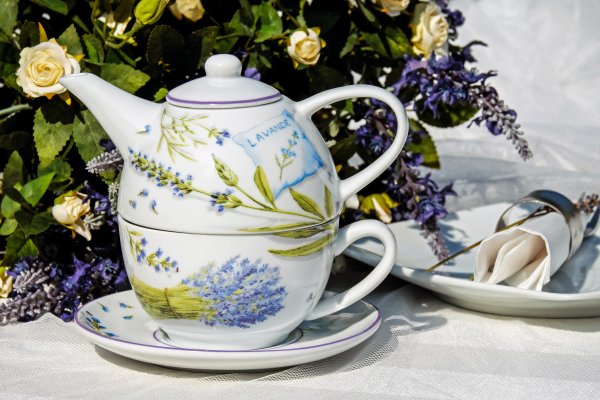 Красивый чайник и чашка