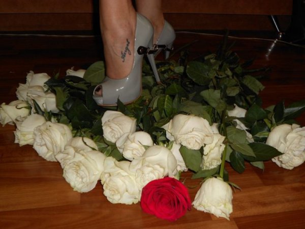 Букет роз у ног
