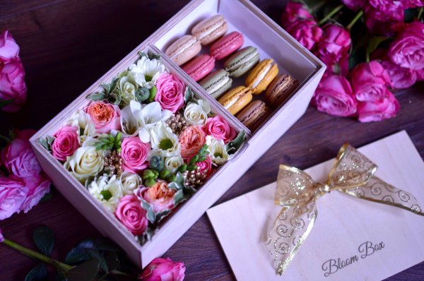 Коробка с цветами и конфетами