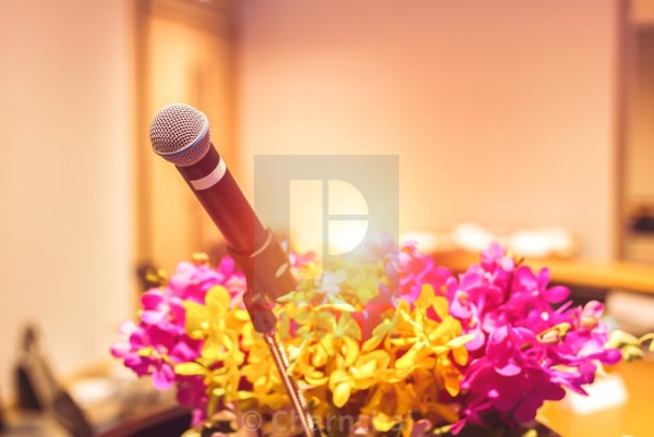 Микрофон с цветами