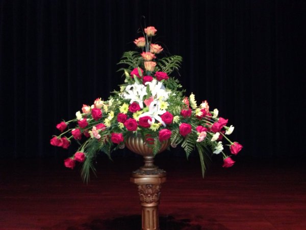 Композиция с искусственными гвоздиками на сцену