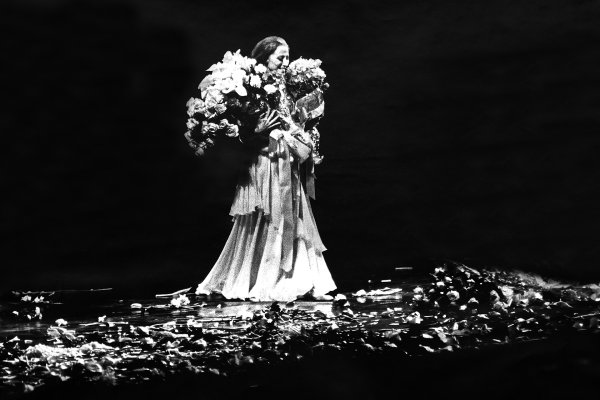 Майя Плисецкая на сцене цветы