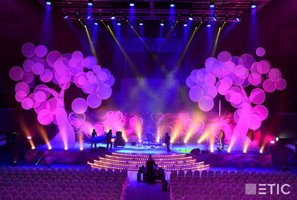 Цветы декорации на сцене