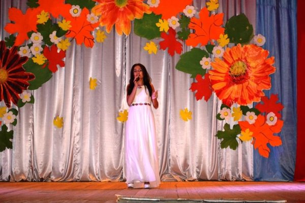 Весеннее украшение зала в детском саду