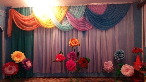 Цветы декорации на сцене