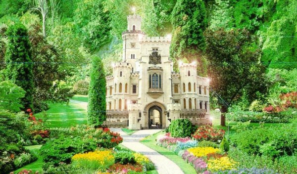 Сказочный сад у дворца