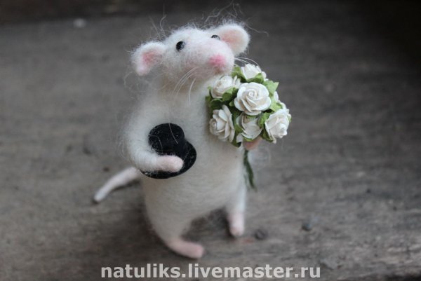 Мышонок с букетом цветов