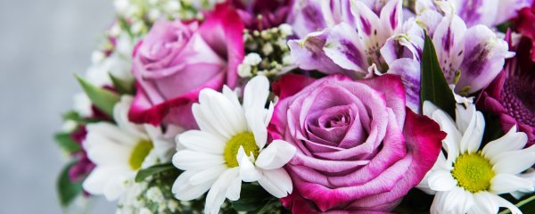 Букет из роз и ромашек