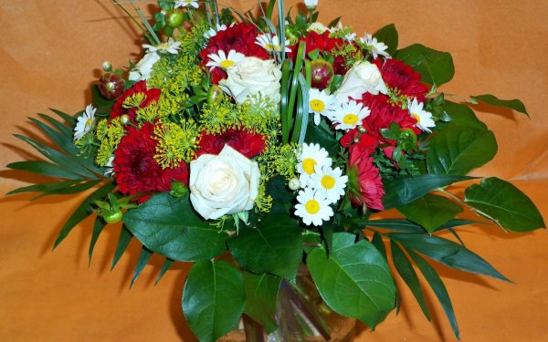 Букет из лилий ромашек и роз