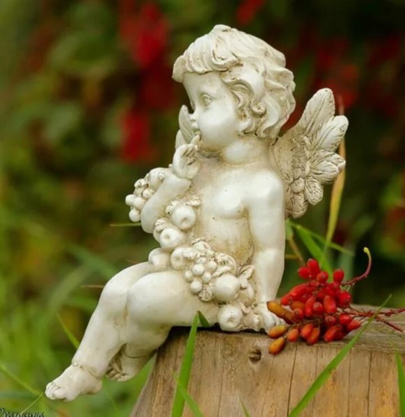 Красивый ангел с розами