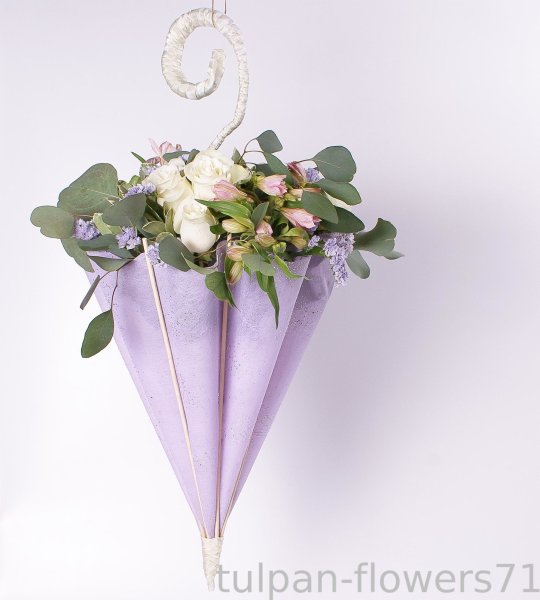 Черный зонт с розой