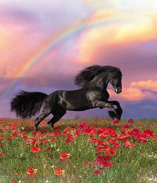 Лошадь на фоне цветов