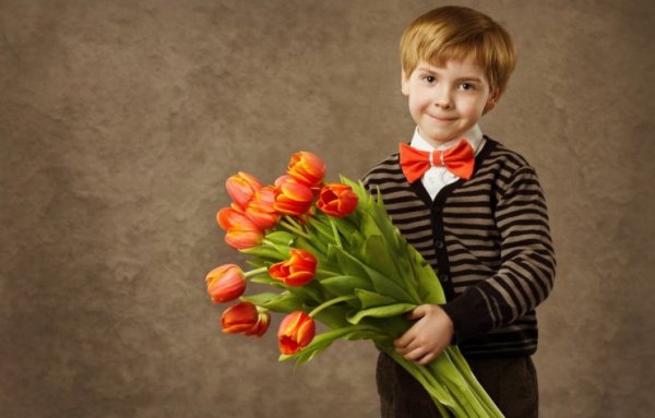 Мальчик с цветами