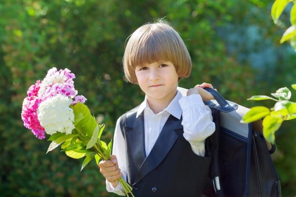 Первоклассник с цветами