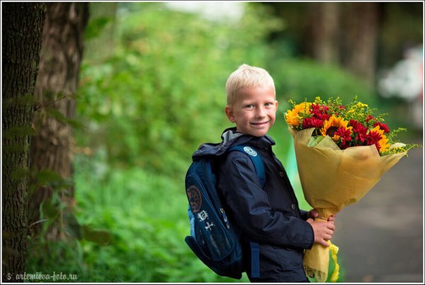 Школьник с цветами