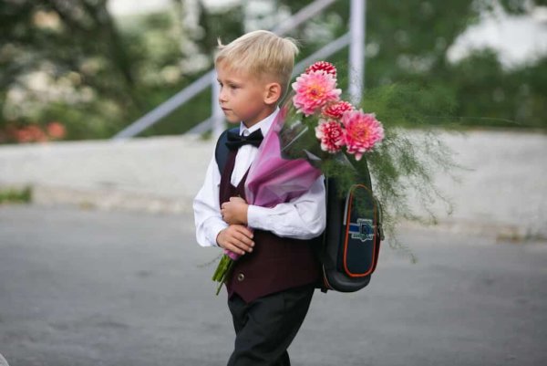 Первоклашки идут в школу