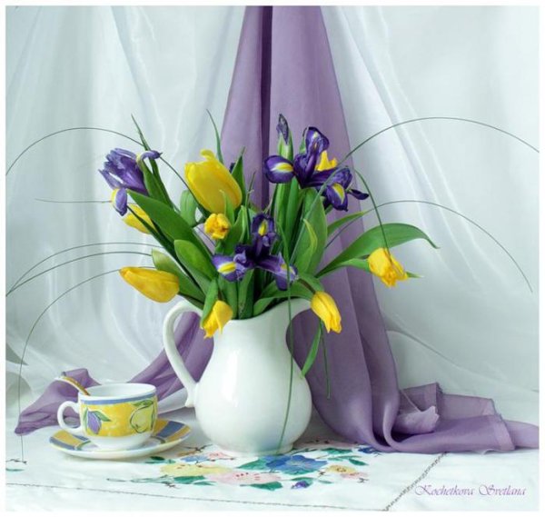 Натюрморт с ирисами и тюльпанами