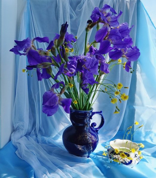 Букет ирисов в вазе