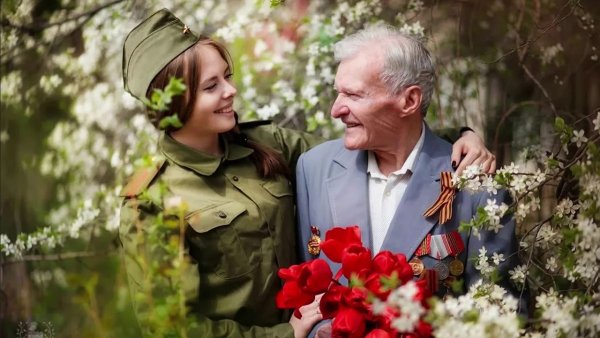Ветераны обнимаются