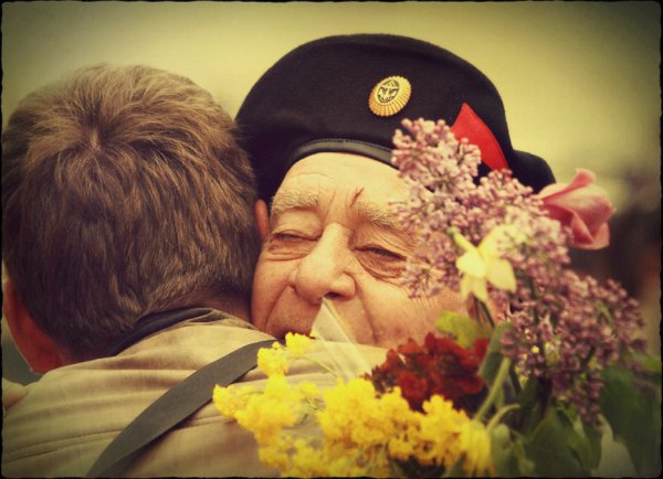 Бабушка ветеран с внуком