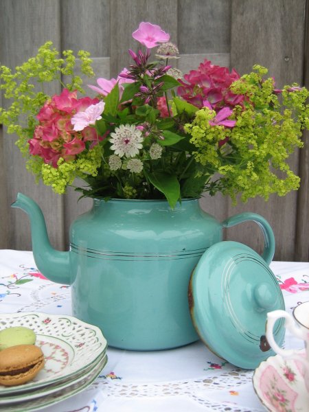 Цветы в чайнике