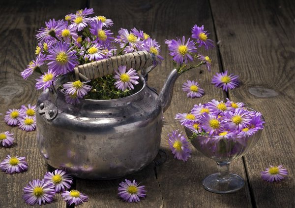 Букет цветов в чайнике