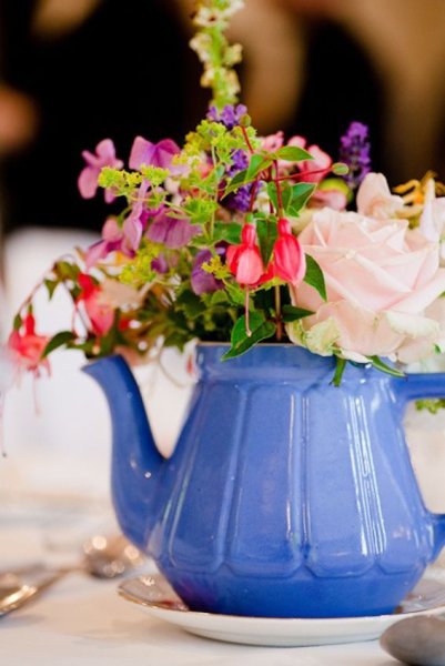 Нежные цветы в чайнике