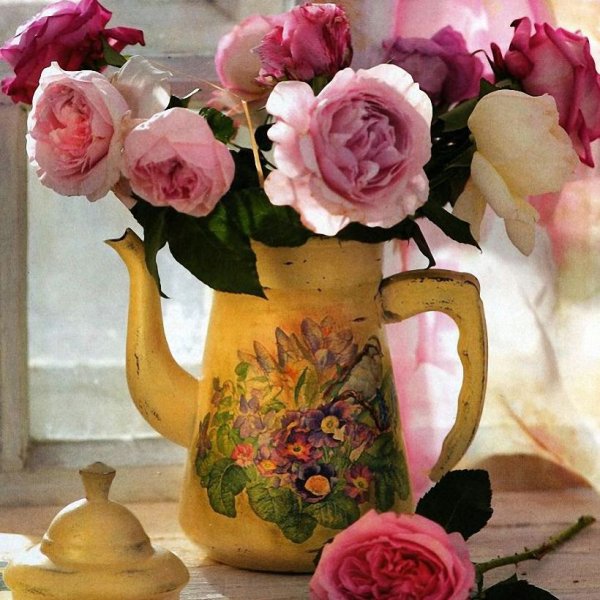 Букет с анютиными глазками в лейке