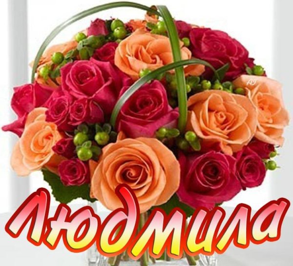 Цветы лежат на столе