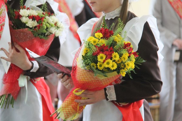 Букеты на выпускной в школе