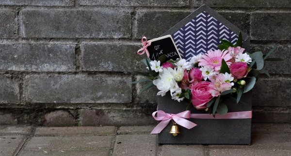 Красивый школьный колокольчик