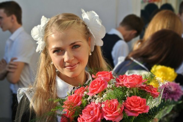 Выпускница с цветами
