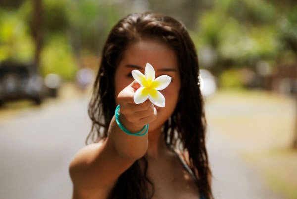 Красивая женщина губы и роза