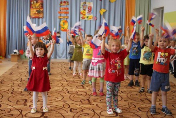 Танец с флажками в детском саду