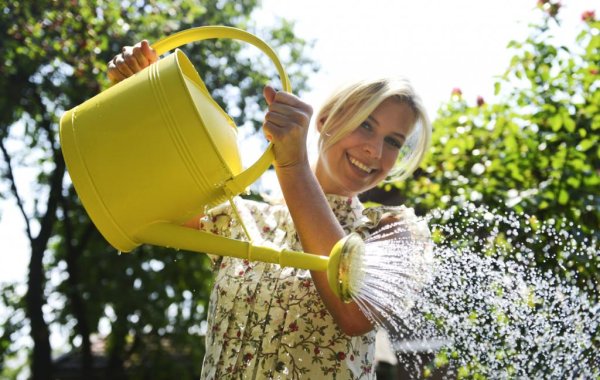 Девушка с лейкой