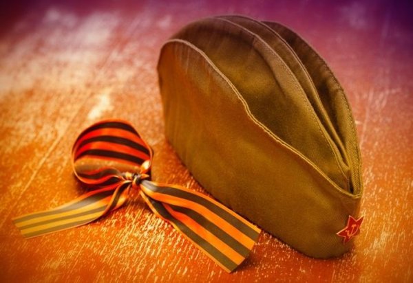 Пилотка с георгиевской лентой