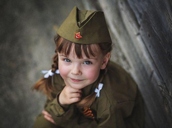 Девочка в военной форме