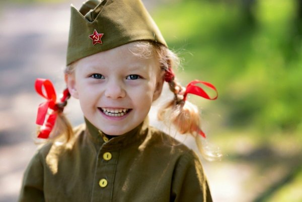 Девочка в военной форме с цветами