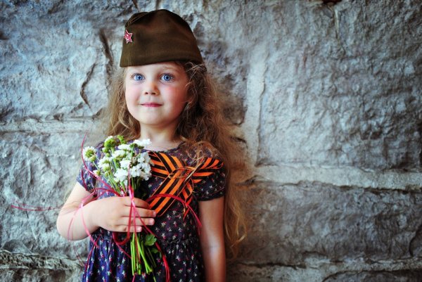 Ребенок в пилотке 9 мая