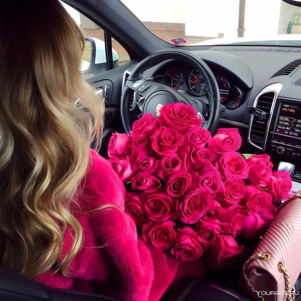 Девушка с цветами в машине - фото онлайн на биржевые-записки.рф