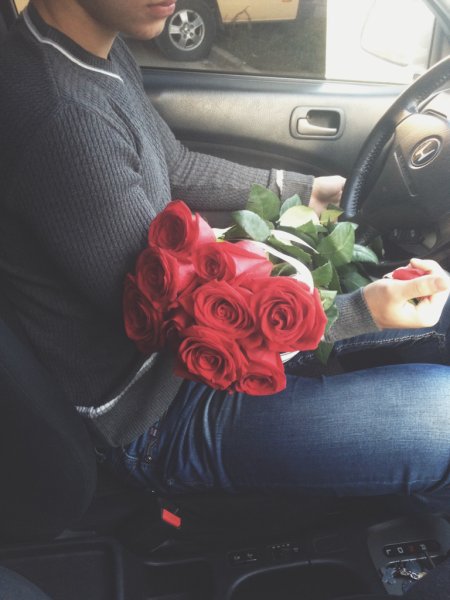 Девушка с букетом в машине
