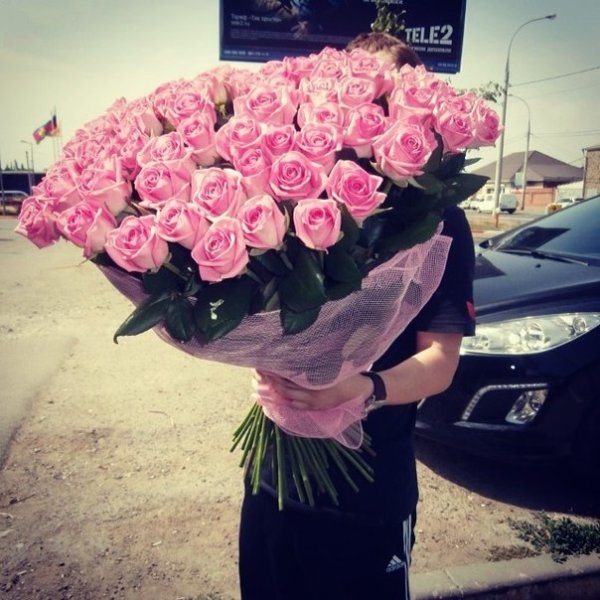 Букет роз в руках без лица