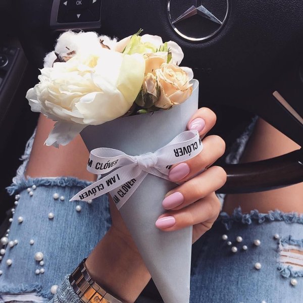 Букет цветов в машине на сиденье