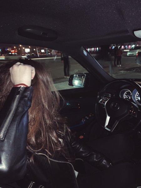 Блондинка с букетом роз